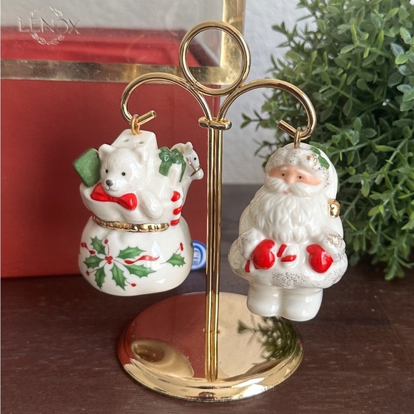 LENOX "HOLIDAY" SANTA AND TOYS SALT AND PEPPER SHAKER SET WITH STAND - Picture 1 of 4